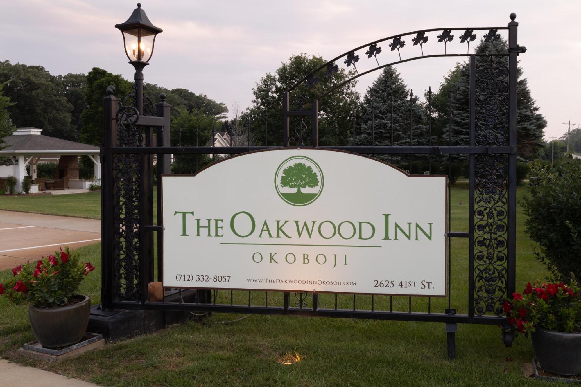 The Oakwood Inn Okoboji Exterior foto