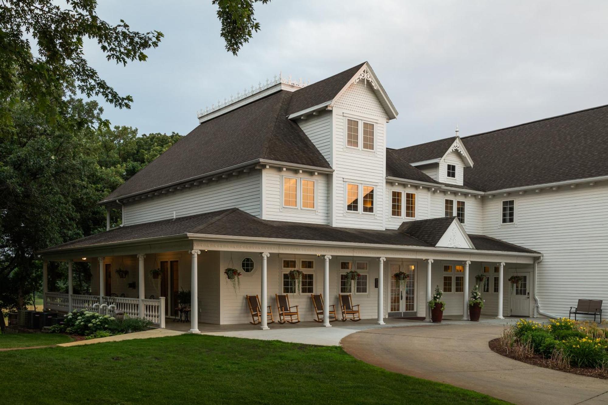 The Oakwood Inn Okoboji Exterior foto