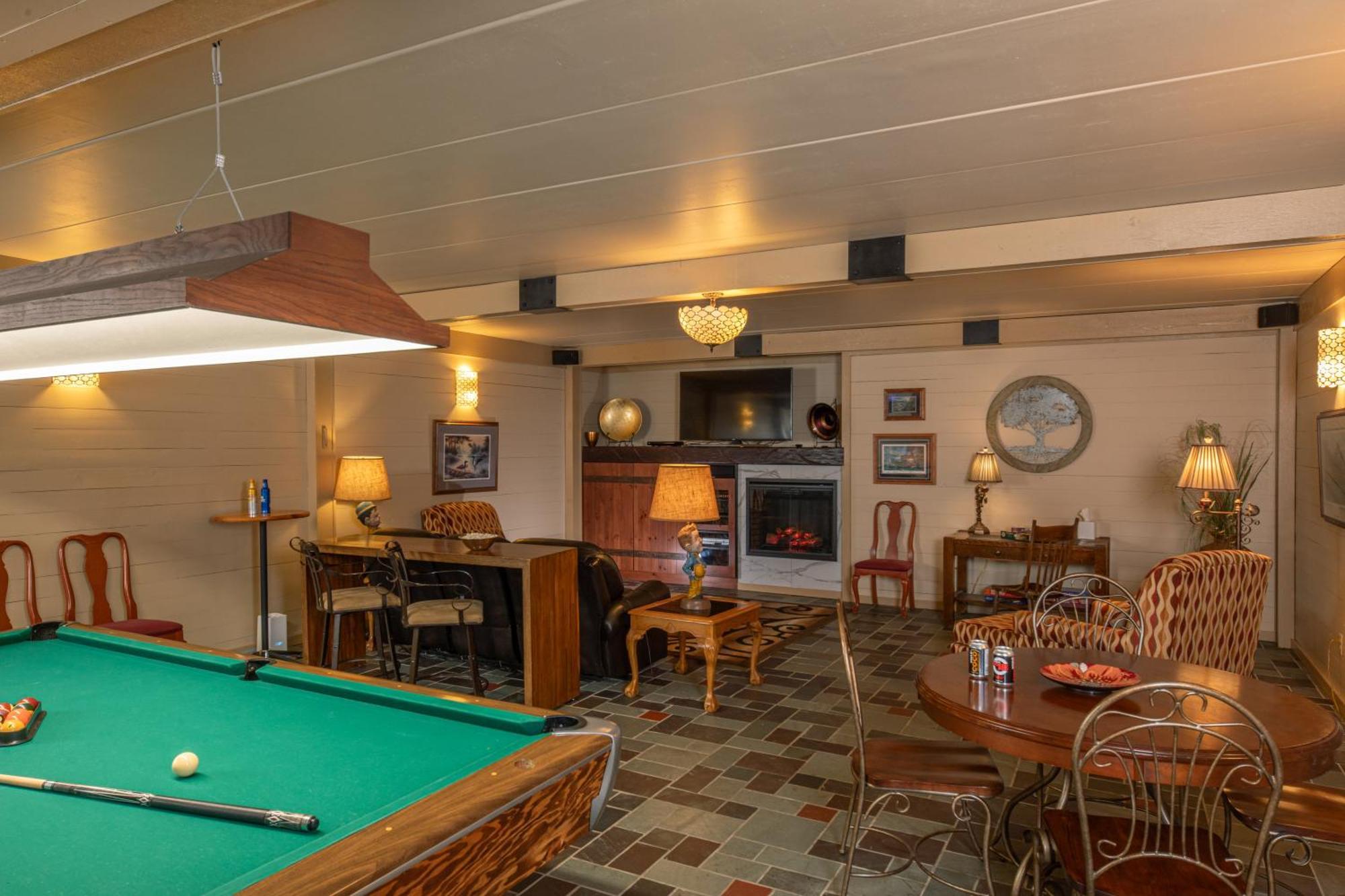 The Oakwood Inn Okoboji Exterior foto