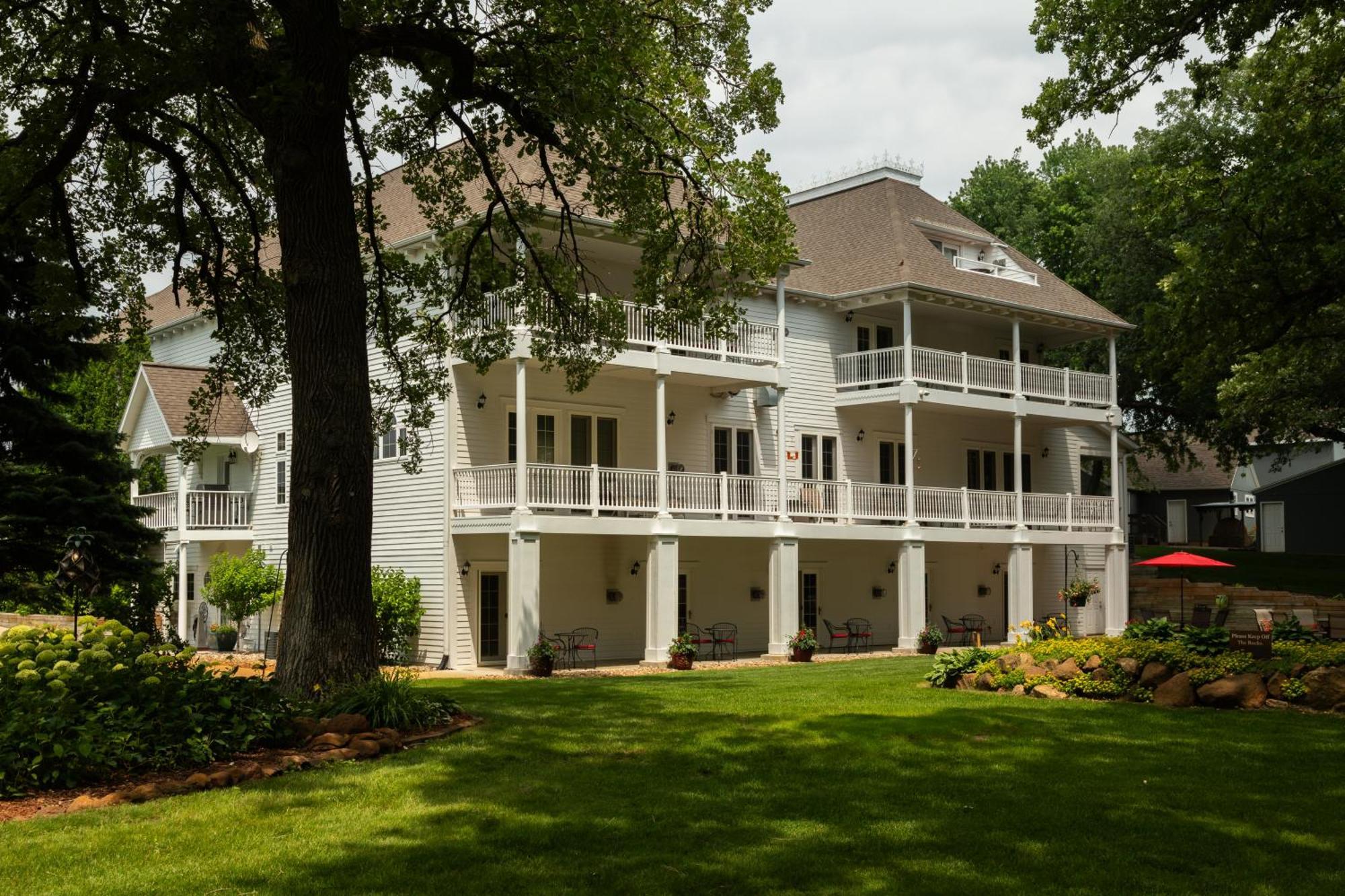 The Oakwood Inn Okoboji Exterior foto